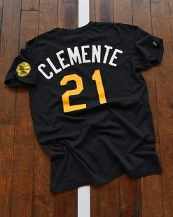SPORT AND ICON Roberto Clemente Baseball Black Tee